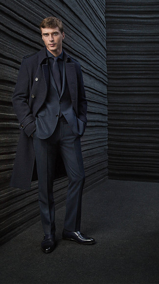 Как носить темно-синий пиджак с черными классическими брюками мужчине в холод в деловом стиле: Темно-синий пиджак в паре с черными классическими брюками поможет создать незабываемый мужской образ. Черные кожаные монки с двумя ремешками — идеальный выбор, чтобы дополнить образ.
