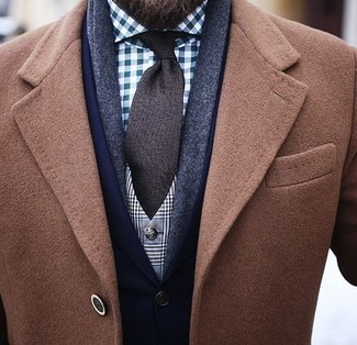 С чем носить синий шарф мужчине в прохладную погоду: Дуэт светло-коричневого длинного пальто и синего шарфа - самый простой из возможных ансамблей для активного отдыха.