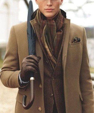 С чем носить темно-коричневый нагрудный платок в 30 лет в прохладную погоду в деловом стиле: Если ты предпочитаешь не воспринимать моду слишком серьезно, тебе полюбится этот образ из коричневого длинного пальто и темно-коричневого нагрудного платка.
