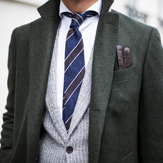 Модный лук: темно-зеленое длинное пальто, серый пиджак в вертикальную полоску, белая классическая рубашка, темно-синий галстук в горизонтальную полоску