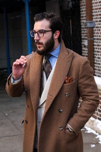 Модный лук: коричневое длинное пальто, бежевый пиджак, синяя классическая рубашка, серый галстук с принтом