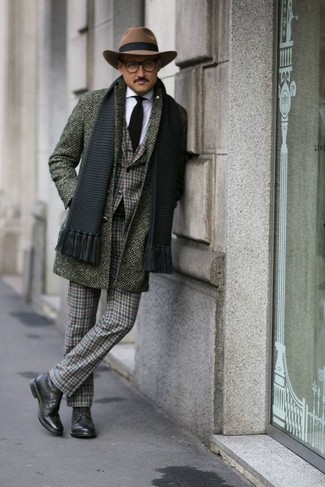 С чем носить темно-бирюзовый пиджак за 40 лет мужчине осень в деловом стиле: Темно-бирюзовый пиджак в сочетании с темно-зелеными классическими брюками в шотландскую клетку поможет создать незабываемый мужской образ. В тандеме с этим ансамблем наиболее выигрышно будут выглядеть черные кожаные туфли дерби. Когда ты одет с иголочки, избежать осеннего авитаминоза значительно проще.