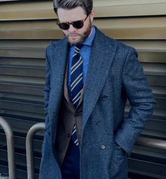 Модный лук: темно-синее длинное пальто, темно-коричневый шерстяной пиджак, синяя классическая рубашка из шамбре, темно-синие классические брюки