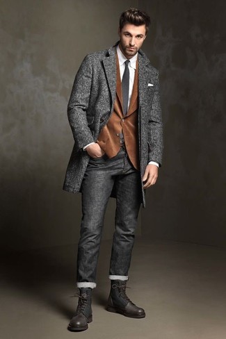 С чем носить серый галстук мужчине в прохладную погоду: Темно-серое длинное пальто с узором "в ёлочку" в паре с серым галстуком поможет составить незабываемый мужской лук. Подбирая обувь, можно немного поэкспериментировать и закончить ансамбль темно-коричневыми кожаными повседневными ботинками.