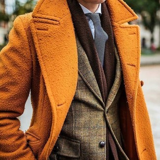 С чем носить темно-коричневый шарф в 30 лет мужчине в деловом стиле: Сочетание оранжевого длинного пальто и темно-коричневого шарфа - очень практично, и поэтому отлично подойдет для создания беззаботного повседневного  лука.