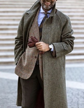 Как носить коричневый пиджак в шотландскую клетку с темно-коричневыми шерстяными классическими брюками мужчине в прохладную погоду: Коричневый пиджак в шотландскую клетку смотрится стильно в тандеме с темно-коричневыми шерстяными классическими брюками.