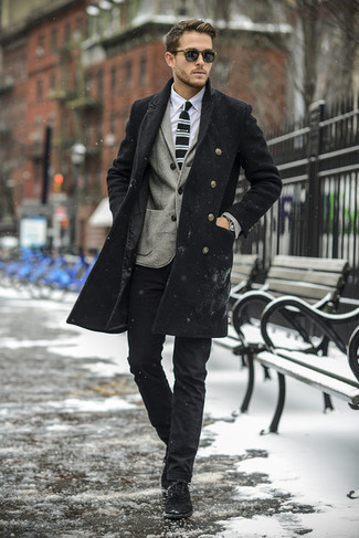 С чем носить серый шерстяной пиджак в 20 лет мужчине в прохладную погоду: Дуэт серого шерстяного пиджака и черных брюк чинос поможет выглядеть аккуратно, а также подчеркнуть твой личный стиль. В паре с этим ансамблем прекрасно будут смотреться черные замшевые ботинки дезерты.