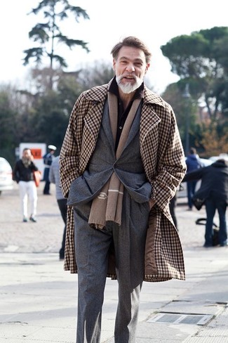 С чем носить коричневый шарф за 50 лет мужчине: Такое лаконичное и комфортное сочетание базовых вещей, как коричневое длинное пальто в мелкую клетку и коричневый шарф, нравится молодым людям, которые любят проводить дни в постоянном движении.