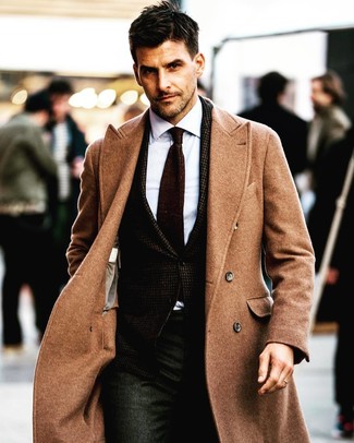 С чем носить темно-коричневый пиджак мужчине: Темно-коричневый пиджак в сочетании с темно-серыми классическими брюками поможет создать стильный классический ансамбль.