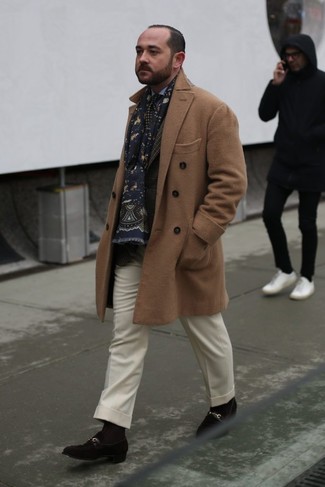 С чем носить темно-коричневый пиджак в шотландскую клетку в 30 лет мужчине в холод в деловом стиле: Дуэт темно-коричневого пиджака в шотландскую клетку и белых шерстяных классических брюк смотрится очень привлекательно и элегантно. Пара темно-коричневых замшевых лоферов чудесно подойдет к остальным элементам лука.