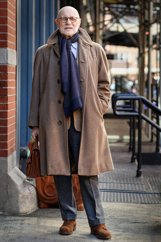 С чем носить темно-коричневый пиджак за 60 лет мужчине в холод в деловом стиле: Комбо из темно-коричневого пиджака и темно-серых шерстяных классических брюк поможет реализовать элегантный стиль. Вместе с этим ансамблем удачно смотрятся коричневые замшевые туфли дерби.