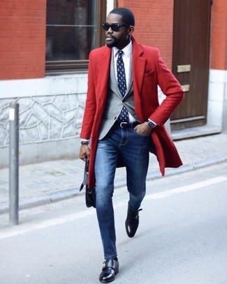 С чем носить темно-синие зауженные джинсы мужчине в прохладную погоду: Красное длинное пальто в сочетании с темно-синими зауженными джинсами позволит выразить твою индивидуальность. Хотел бы добавить в этот образ немного классики? Тогда в качестве обуви к этому ансамблю, выбери черные кожаные монки с двумя ремешками.