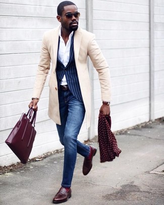 С чем носить темно-синие зауженные джинсы в 30 лет мужчине в холод: Можно с уверенностю сказать, что бежевое длинное пальто смотрится гармонично в тандеме с темно-синими зауженными джинсами. И почему бы не привнести в этот лук на каждый день толику изысканности с помощью коричневых кожаных лоферов?