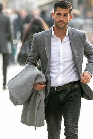 С чем носить серое длинное пальто: Комбо из серого длинного пальто и черных джинсов — хороший офисный вариант для джентльменов.