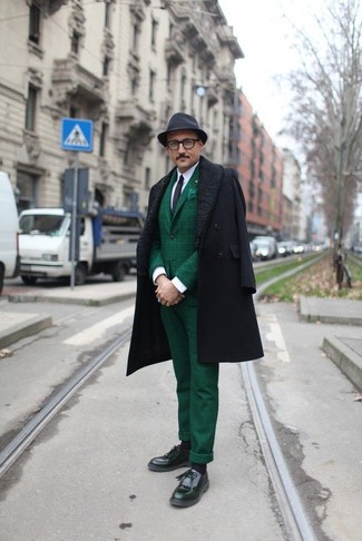 Модный лук: черное длинное пальто, темно-зеленый пиджак в шотландскую клетку, белая классическая рубашка, темно-зеленые классические брюки в шотландскую клетку