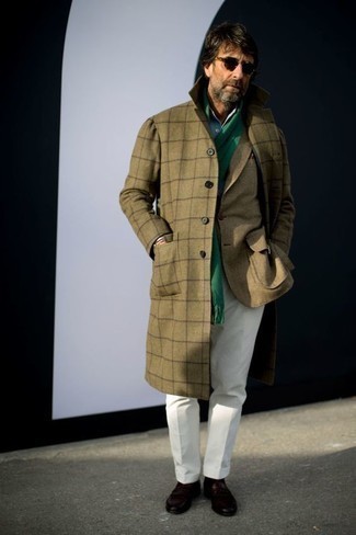 Какие длинные пальто носить с коричневыми повседневными ботинками зима: Комбо из длинного пальто и белых классических брюк позволит создать стильный и в то же время утонченный образ. Любишь дерзкие решения? Можешь закончить свой лук коричневыми повседневными ботинками. В студеную зимнюю пору больше всего хочется укутаться в теплую уютную одежду, и этот лук отлично подойдет именно для таких целей.
