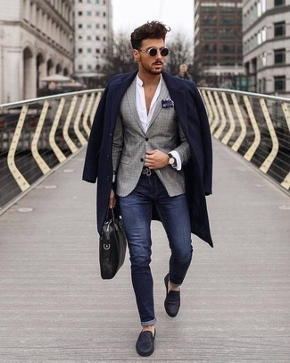 Модный лук: темно-синее длинное пальто, серый пиджак в клетку, белая классическая рубашка, темно-синие джинсы