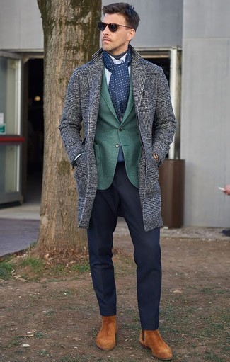 С чем носить темно-синий шарф в горошек мужчине: Если ты ценишь удобство и практичность, серое длинное пальто в шотландскую клетку и темно-синий шарф в горошек — великолепный выбор для привлекательного повседневного мужского образа. Почему бы не привнести в этот лук на каждый день немного консерватизма с помощью табачных замшевых ботинок челси?