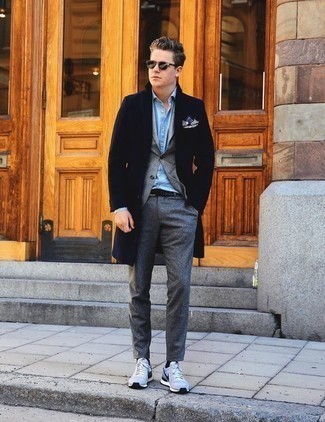 Какие длинные пальто носить с серым пиджаком в 20 лет: Комбо из длинного пальто и серого пиджака позволит исполнить элегантный мужской стиль. Создать модный контраст с остальными составляющими этого ансамбля помогут голубые кроссовки.