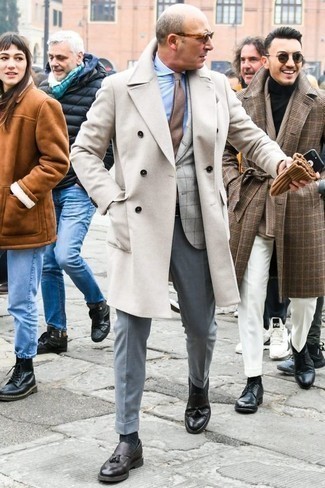 Какие лоферы носить с голубыми классическими брюками за 50 лет мужчине в прохладную погоду: Белое длинное пальто и голубые классические брюки помогут создать эффектный мужской образ. Незаурядные молодые люди завершат образ лоферами.