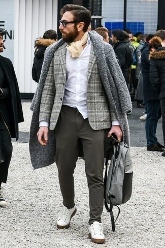 С чем носить серый шерстяной пиджак в шотландскую клетку мужчине зима: Серый шерстяной пиджак в шотландскую клетку и темно-серые брюки чинос — обязательные вещи в гардеробе мужчин с хорошим чувством стиля. Чтобы ансамбль не получился слишком зализанным, можешь надеть белые кожаные низкие кеды. Как видишь, это довольно-таки теплое и классное сочетание для морозной декабрьской погоды.
