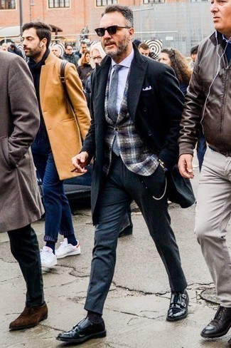 С чем носить голубой галстук мужчине: Черное длинное пальто в паре с голубым галстуком позволит воссоздать строгий деловой стиль. Этот лук прекрасно закончат черные кожаные монки с двумя ремешками.