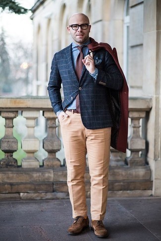 Как носить бежевые классические брюки с темно-синим пиджаком мужчине в холод: Комбо из темно-синего пиджака и бежевых классических брюк — великолепный пример строгого делового стиля. Этот лук неплохо дополнят коричневые замшевые броги.