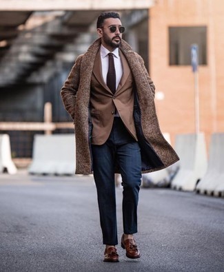 Как носить коричневые кожаные лоферы с светло-коричневым пиджаком мужчине в прохладную погоду: Если ты принадлежишь к той когорте джентльменов, которые любят одеваться со вкусом, тебе придется по вкусу дуэт светло-коричневого пиджака и темно-синих брюк чинос. Если ты предпочитаешь смелые решения в своих луках, заверши этот коричневыми кожаными лоферами.