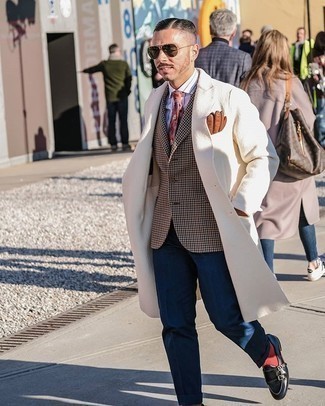 Какие монки носить с бежевым пиджаком в 30 лет осень в деловом стиле: Бежевый пиджак в паре с темно-синими классическими брюками позволит воплотить строгий деловой стиль. Что касается обуви, можно закончить лук монками. Это модный образ, который отлично подходит для капризной осенней погоды.