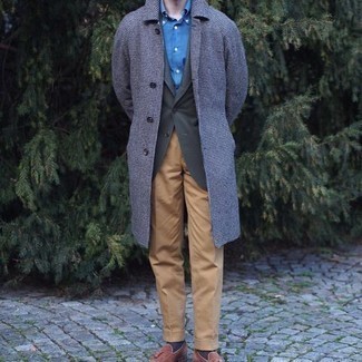 С чем носить бежевые классические брюки мужчине в холод: Сочетание синего длинного пальто и бежевых классических брюк поможет составить стильный классический образ. Если ты любишь более практичную обувь, останови свой выбор на коричневых замшевых лоферах с кисточками.