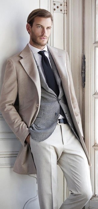 С чем носить куртку в 30 лет мужчине в холод в деловом стиле: Куртка в паре с серыми классическими брюками поможет создать незабываемый мужской лук.