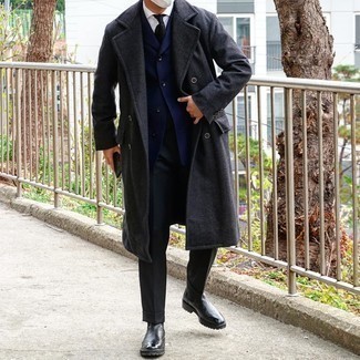 Как носить черные классические брюки с темно-синим пиджаком мужчине в прохладную погоду: Темно-синий пиджак и черные классические брюки — воплощение изысканного мужского стиля в одежде. Если тебе нравится поэкспериментировать, на ноги можешь надеть черные кожаные ботинки челси.