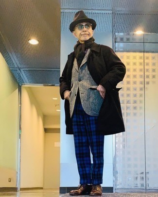 С чем носить кожаные туфли дерби за 60 лет в холод в деловом стиле: Темно-коричневое длинное пальто и синие классические брюки в шотландскую клетку — беспроигрышный вариант для светского мероприятия. Очень уместно здесь выглядят кожаные туфли дерби.
