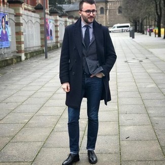 С чем носить темно-серый пиджак мужчине в холод: Сочетание темно-серого пиджака и темно-синих джинсов — интересный выбор для офиса. Если ты любишь использовать в своих луках разные стили, на ноги можно надеть черные кожаные оксфорды.