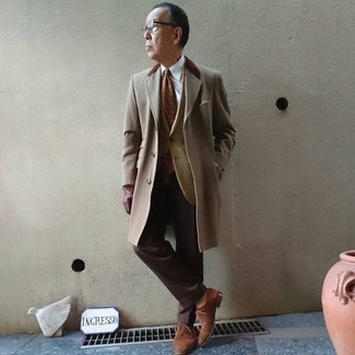 Как носить пиджак с классическими брюками за 60 лет мужчине в прохладную погоду: Пиджак в сочетании с классическими брюками поможет создать выразительный мужской образ. В тандеме с этим луком наиболее удачно будут смотреться коричневые замшевые туфли дерби.