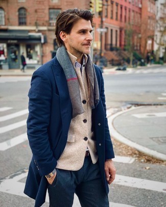 С чем носить светло-коричневый шерстяной пиджак мужчине в холод: Сочетание светло-коричневого шерстяного пиджака и темно-синих шерстяных классических брюк — превосходный пример строгого делового стиля.
