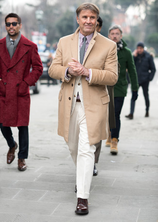 С чем носить белый пиджак мужчине в холод: Белый пиджак и белые вельветовые классические брюки — великолепный пример строгого мужского стиля. В паре с этим образом выигрышно смотрятся темно-коричневые кожаные туфли дерби.