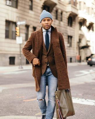 С чем носить темно-коричневую сумку в 20 лет мужчине зима в стиле кэжуал: Если ты отдаешь предпочтение комфорту и функциональности, тебе полюбится сочетание коричневого длинного пальто и темно-коричневой сумки. Дополнив образ темно-синими замшевыми повседневными ботинками, получим неожиданный результат. Если ты не хочешь жертвовать стилем даже в холодное время года, подобный образ несомненно понравится тебе.