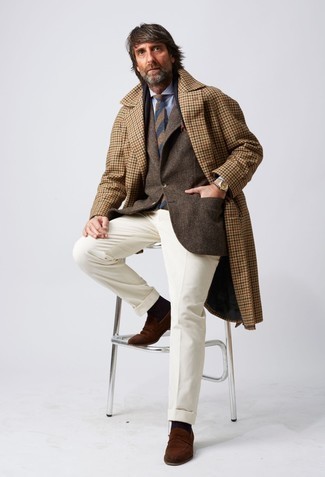 Как носить темно-коричневый пиджак с белыми классическими брюками за 50 лет мужчине: Для воплощения строгого мужского вечернего ансамбля прекрасно подойдет темно-коричневый пиджак и белые классические брюки. Коричневые замшевые лоферы становятся замечательным завершением твоего лука.