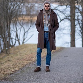 С чем носить коричневые замшевые ботинки дезерты в 30 лет зима: Если ты приписываешь себя к той редкой категории парней, способных ориентироваться в том, что стильно, а что нет, тебе понравится дуэт темно-коричневого длинного пальто и синих джинсов. Чтобы привнести в лук толику легкой небрежности , на ноги можно надеть коричневые замшевые ботинки дезерты. В студеное время года особенно важны тепло и уют. Это сочетание обеспечивает и то, и другое , позволяя при этом выглядеть по моде.