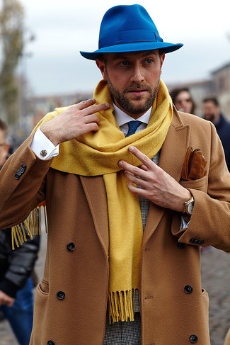 С чем носить шляпу мужчине осень в деловом стиле: Если у тебя наметился суматошный день, сочетание светло-коричневого длинного пальто и шляпы позволит создать функциональный лук в непринужденном стиле. Сунуться на улицу в тоскливый осенний день в таком луке будет несомненно легче.
