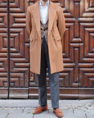 Какие лоферы носить с темно-коричневым пиджаком мужчине в прохладную погоду: Темно-коричневый пиджак в паре с серыми классическими брюками — чудесный пример делового городского стиля. Вместе с этим образом прекрасно выглядят лоферы.
