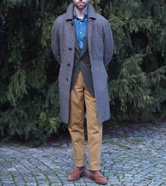 Какие длинные пальто носить с светло-коричневыми классическими брюками в холод: Длинное пальто и светло-коричневые классические брюки — неотъемлемые вещи в строгом мужском гардеробе. Любишь незаурядные сочетания? Заверши свой образ коричневыми замшевыми лоферами с кисточками.