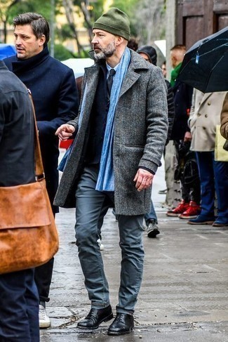 С чем носить голубой шарф мужчине: Сочетание серого длинного пальто и голубого шарфа - очень практично, и поэтому идеально на каждый день. Думаешь привнести в этот образ нотку строгости? Тогда в качестве обуви к этому луку, выбери черные кожаные туфли дерби.