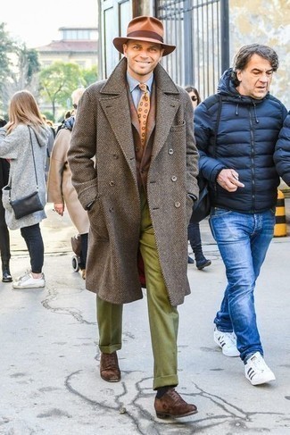 С чем носить оранжевый галстук мужчине в деловом стиле: Коричневое длинное пальто в паре с оранжевым галстуком — великолепный пример элегантного мужского стиля. В сочетании с этим образом прекрасно смотрятся темно-коричневые замшевые оксфорды.