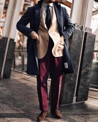 Какие пиджаки носить с темно-красными классическими брюками в 30 лет мужчине: Несмотря на то, что это классический образ, дуэт пиджака и темно-красных классических брюк всегда будет выбором современных джентльменов, неизбежно пленяя при этом дамские сердца. Вкупе с этим луком прекрасно будут смотреться темно-коричневые замшевые лоферы.