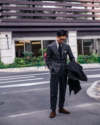 Какие длинные пальто носить с темно-серым пиджаком в деловом стиле: Длинное пальто и темно-серый пиджак помогут создать утонченный мужской образ. В тандеме с этим луком органично выглядят темно-коричневые замшевые лоферы.