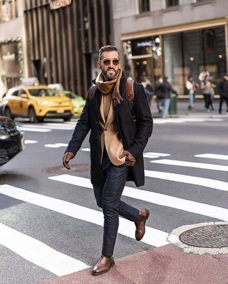 С чем носить темно-коричневый кожаный рюкзак в 30 лет мужчине осень в деловом стиле: Если ты ценишь удобство и практичность, черное длинное пальто и темно-коричневый кожаный рюкзак — великолепный выбор для расслабленного повседневного мужского ансамбля. Теперь почему бы не привнести в этот ансамбль на каждый день толику стильной строгости с помощью коричневых кожаных ботинок челси? Несомненно, такой лук будет выглядеть идеально осенью.