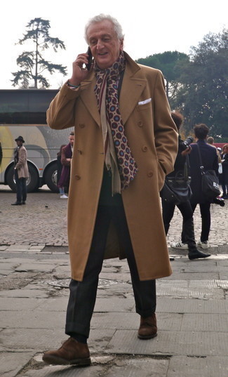 Как носить пиджак с длинным пальто за 60 лет: Длинное пальто в паре с пиджаком поможет воплотить строгий деловой стиль. В этот лук не составит труда интегрировать пару коричневых замшевых туфель дерби.