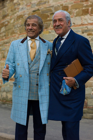 С чем носить бирюзовое длинное пальто в шотландскую клетку за 60 лет в теплую погоду: Любой джентльмен будет выглядеть с иголочки в бирюзовом длинном пальто в шотландскую клетку и темно-синих классических брюках.